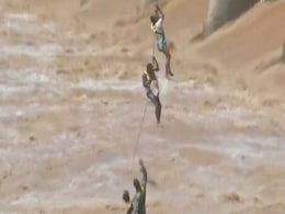 एयरफोर्स के जाबांज जवानों ने नदी में फंसे लोगों को कुछ इस तरह बचाया, देखें VIDEO एयरफोर्स के जाबांज जवानों ने नदी में फंसे लोगों को कुछ इस तरह बचाया, देखें VIDEO