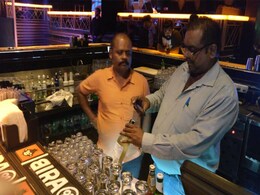 दिल्ली के मशहूर फाइव स्टार होटल में बिना लाइसेंस परोसी जा रही थी 'एक्सपायर' शराब, छापेमारी में जब्त हुईं सैकड़ों बोतलें दिल्ली के मशहूर फाइव स्टार होटल में बिना लाइसेंस परोसी जा रही थी 'एक्सपायर' शराब, छापेमारी में जब्त हुईं सैकड़ों बोतलें