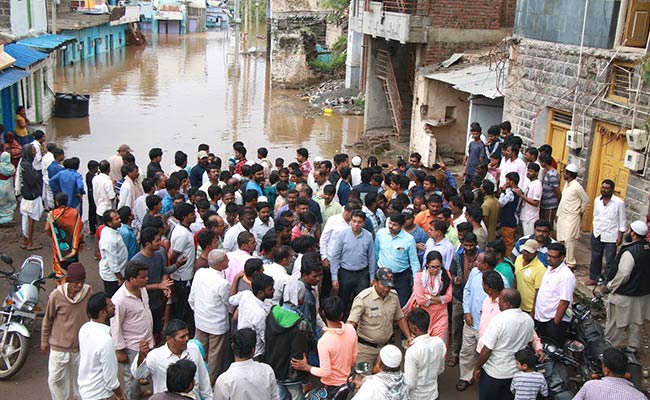 कर्नाटक : लोग दाने-दाने को तरसते रहे, राहत के लिए आई खाद्य सामग्री सड़ती रही