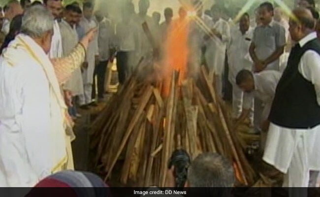 Arun Jaitley Funeral LIVE Updates: पंचतत्व में विलीन हुए पूर्व वित्तमंत्री अरुण जेटली, निगम बोध घाट पर हुआ अंतिम संस्कार