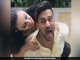 Nach Baliye 9: डरावनी शक्ल बना पति की पीठ पर अचानक बैठ गई ये TV एक्ट्रेस, देखकर उड़ गए होश Nach Baliye 9: डरावनी शक्ल बना पति की पीठ पर अचानक बैठ गई ये TV एक्ट्रेस, देखकर उड़ गए होश