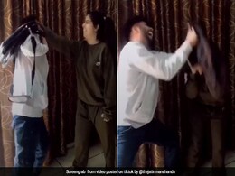 Raksha Bandhan: बहन बनी 'तारक मेहता...' की 'दया बेन', भाई की ऐसे की कुटाई, देखें VIDEO Raksha Bandhan: बहन बनी 'तारक मेहता...' की 'दया बेन', भाई की ऐसे की कुटाई, देखें VIDEO