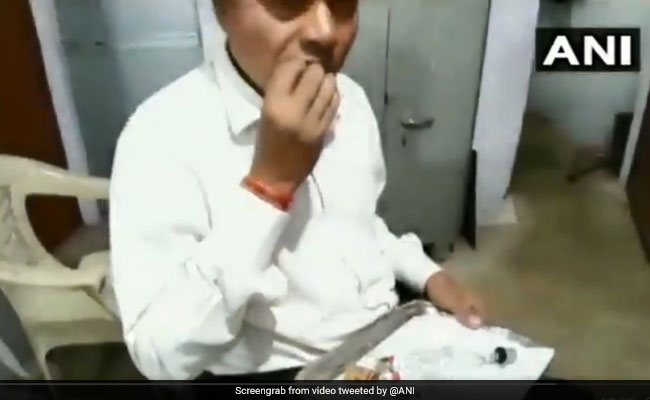 45 सालों से कांच खा रहा मध्य प्रदेश का यह वकील, VIDEO देखकर रह जाएंगे हैरान