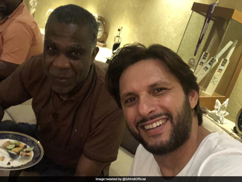 PAK vs SL: Shahid Afridi ने अपने घर पर Michael Holding का किया जोरदार स्वागत