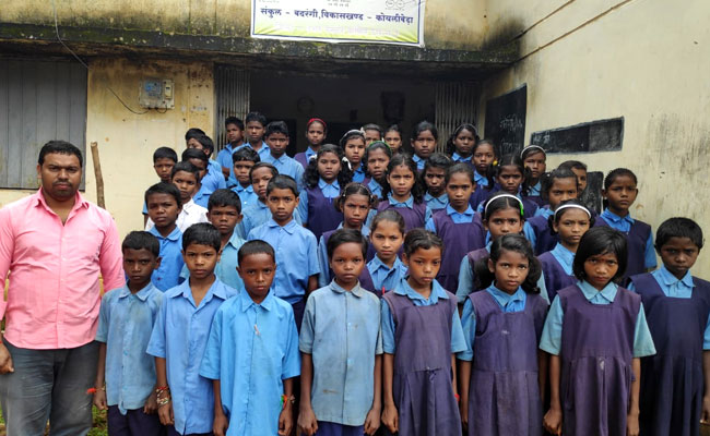 Teachers' Day : शिक्षक हैं या सुपरमैन! तीन क्लास, 18 पीरियड; पढ़ाने के साथ दफ्तर संभालने वाला एक टीचर