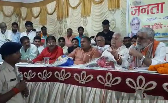 बिहार : केंद्रीय मंत्री ने पुलिस कर्मी को 'जनता दरबार' में दी वर्दी उतरवा लेने की धमकी