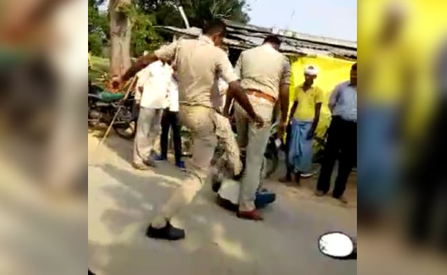 Video : मामूली बहस में दो पुलिसकर्मियों ने युवक को बेरहमी से पीटा, किए गए सस्पेंड
