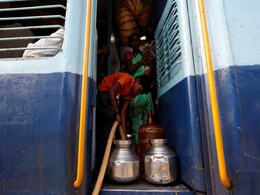 Children Take 30-Minute Train Journey Daily To Get Water In Maharashtra Children Take 30-Minute Train Journey Daily To Get Water In Maharashtra