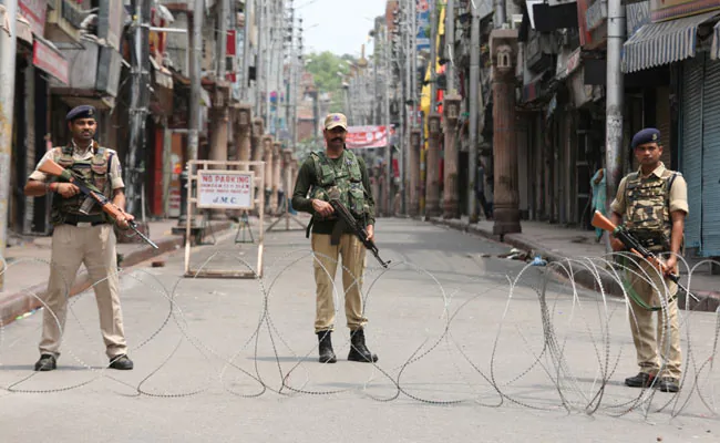 Traffic Cop Among 14 Injured In Grenade Attack In South Kashmir