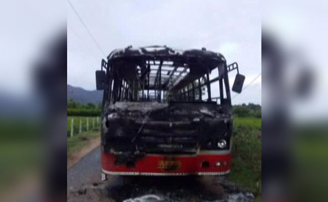 डीके शिवकुमार की गिरफ्तारी के बाद समर्थकों का कनकपोरा में प्रदर्शन, बसों में की तोड़फोड़, लगाई आग