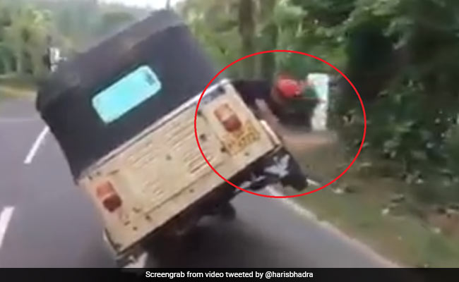 शख्स ने चलती गाड़ी में बदला टायर, लोग बोले- 'हम Chandrayaan 2 का लैंडर भी ठीक कर लेंगे...' देखें मजेदार VIDEO