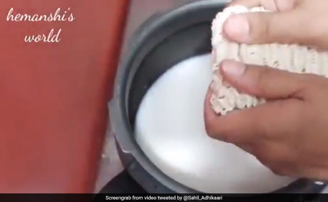 महिला ने बनाई दूध डालकर Maggi, लोग बोले- 'ये जहर वाली खीर से भी खतरनाक...' देखें VIDEO