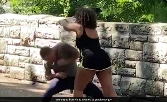 'बॉयफ्रेंड' का फोन चेक कर रही थी लड़की, हुआ लॉक तो खुलवाने के लिए किया ऐसा, देखें Video