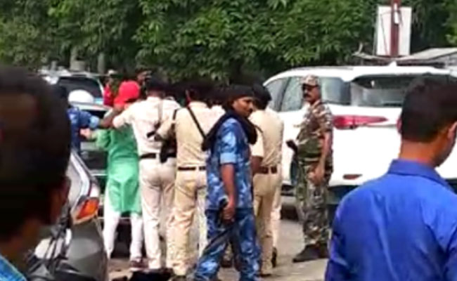 बिहार : मुजफ्फरपुर में सीएम नीतीश कुमार की कार पर स्याही फेंकी, काले झंडे दिखाए गए