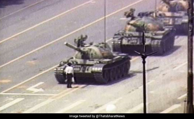 तियानानमेन चौक पर 'टैंक मैन' की तस्वीर को लेने वाले फोटोग्राफर का निधन, बालकनी से खींची थी ये फोटो