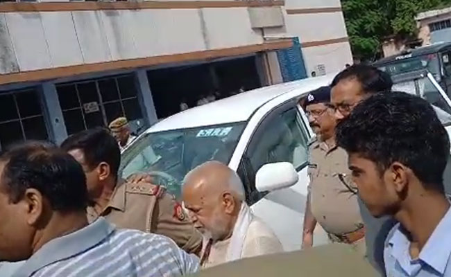 रेप का आरोपी चिन्मयानंद को SIT ने किया गिरफ्तार, कोर्ट में पेश होने के बाद 14 दिन की जेल