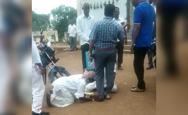 अधिकारी के पैरों में गिरकर रोजी-रोटी ना छीनने की मांग कर रहे किसान, Video वायरल