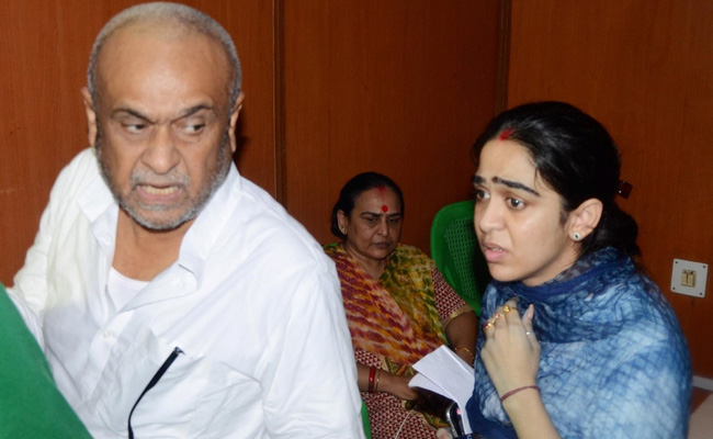 तेज प्रताप की पत्नी ऐश्वर्या का आरोप- सास राबड़ी ने बाल खींचकर पीटा, फिर घसीटकर घर से बाहर निकाला