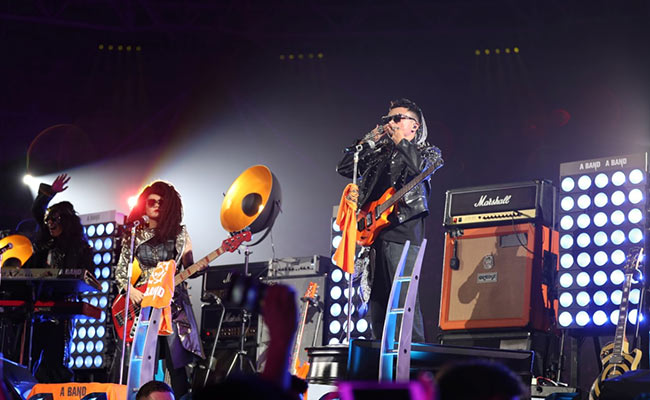 Tearful Jack Ma, With Guitar And Rock Star Wig, Says Farewell To Alibaba