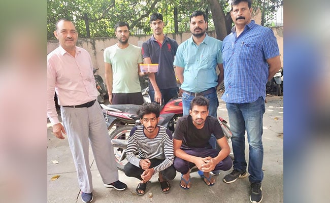 दिल्ली : कुख्यात गैंग के दो शूटर हत्या करने ही वाले थे कि पुलिस के हत्थे चढ़ गए