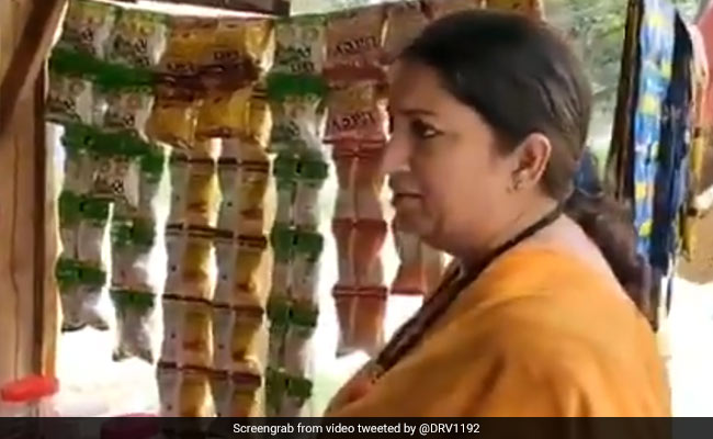 स्मृति ईरानी ने पान की दुकान से खरीदा चिप्स का पैकेट, बोलीं- 'पॉलीथिन का प्रयोग नहीं...' देखें VIDEO