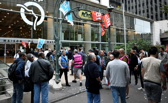 Paris Commuters Hit As Metro Workers Strike Over Pension Reform