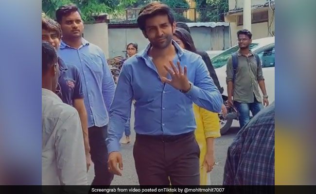 Tiktok Top 5: कार्तिक आर्यन की वीडियो रिकॉर्डिंग कर रहा था फैन, फिर हुआ ऐसा, देखें VIDEO