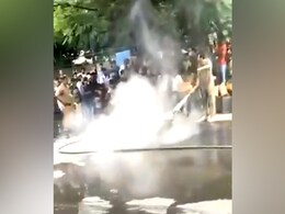 दिल्ली : ट्रैफिक पुलिस ने नशे में धुत शख़्स का काटा चालान तो उसने बाइक में लगा दी आग, देखें- VIDEO दिल्ली : ट्रैफिक पुलिस ने नशे में धुत शख़्स का काटा चालान तो उसने बाइक में लगा दी आग, देखें- VIDEO