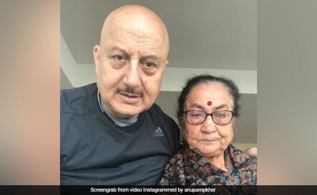 जब इस बॉलीवुड एक्टर की मम्मी को न्यूयॉर्क में लगी 'चाय की तलब' तो हुआ कुछ ऐसा...देखें वायरल वीडियो