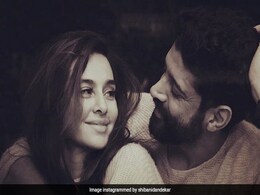 Farhan Akhtar's All-Heart Review Of Shibani Dandekar's Vogue Beauty Awards Look Farhan Akhtar's All-Heart Review Of Shibani Dandekar's Vogue Beauty Awards Look