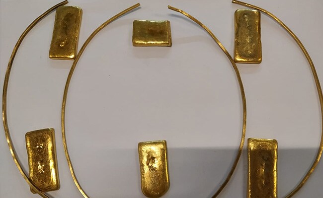 दिल्ली में सोने की तस्करी के आरोप में तजाकिस्तानी महिला सहित दो गिरफ्तार दिल्ली में सोने की तस्करी के आरोप में तजाकिस्तानी महिला सहित दो गिरफ्तार