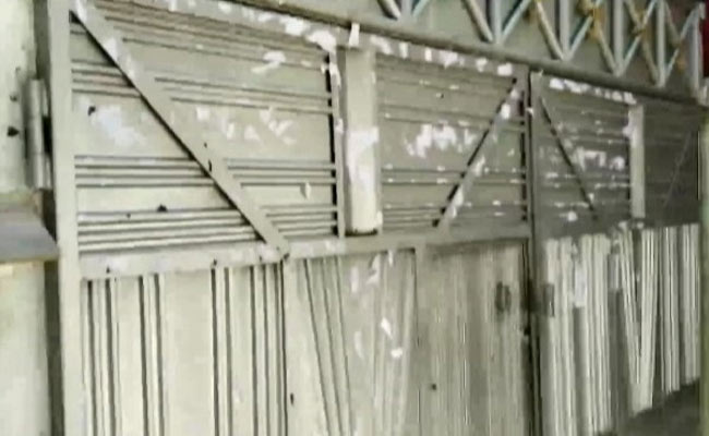 Azam Khan's House's Main Gate Covered With Court Notices, Later Removed