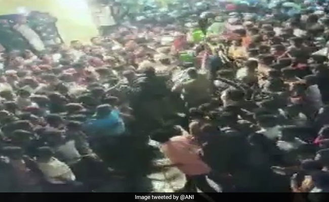 मुहर्रम का जुलूस देख रहे थे लोग, तभी गिरी दीवार और फिर...देखें VIDEO