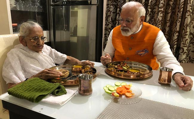 जन्मदिन पर पीएम मोदी ने मां के साथ बैठकर किया लंच, पैर छूकर लिया आशीर्वाद