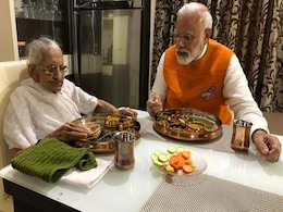 जन्मदिन पर पीएम मोदी ने मां के साथ बैठकर किया लंच, पैर छूकर लिया आशीर्वाद जन्मदिन पर पीएम मोदी ने मां के साथ बैठकर किया लंच, पैर छूकर लिया आशीर्वाद
