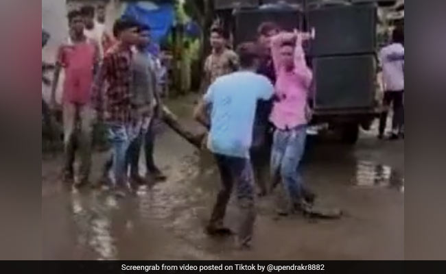 TikTok Top 5: बारिश में डीजे पर शख्स ने किया ऐसा नागिन डांस, देखकर डर गया 'सपेरा'- देखें VIDEO