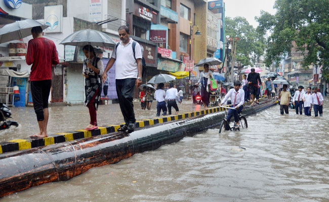 यूपी-बिहार में नहीं थम रहा बारिश का कहर: सौ से ज्यादा की मौत, जेल और अस्पताल में भी भरा पानी, स्कूल और कॉलेज बंद यूपी-बिहार में नहीं थम रहा बारिश का कहर: सौ से ज्यादा की मौत, जेल और अस्पताल में भी भरा पानी, स्कूल और कॉलेज बंद