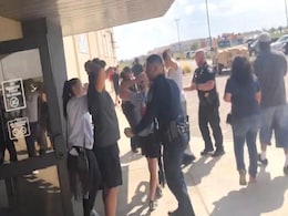 टेक्सास में गोलीबारी में कम से कम पांच लोगों की मौत, 21 लोग घायल टेक्सास में गोलीबारी में कम से कम पांच लोगों की मौत, 21 लोग घायल