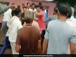 मध्यप्रदेश : बारिश से हुए नुकसान से नाराज लोगों ने सरपंच के पति को सरेआम पीटा मध्यप्रदेश : बारिश से हुए नुकसान से नाराज लोगों ने सरपंच के पति को सरेआम पीटा