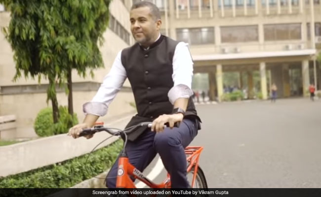 Binny Bansal, Chetan Bhagat Feature In IIT Delhi Endowment Fund Song