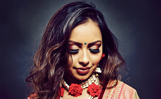 7 Pretty <i>Bindis</i> To Add To Your Festive Look