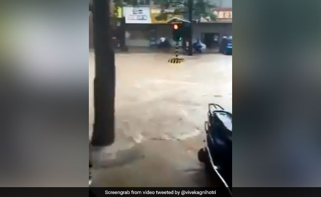 Fact-Checked: Was Traffic Signal In Mumbai Really Washed Away In Floods?