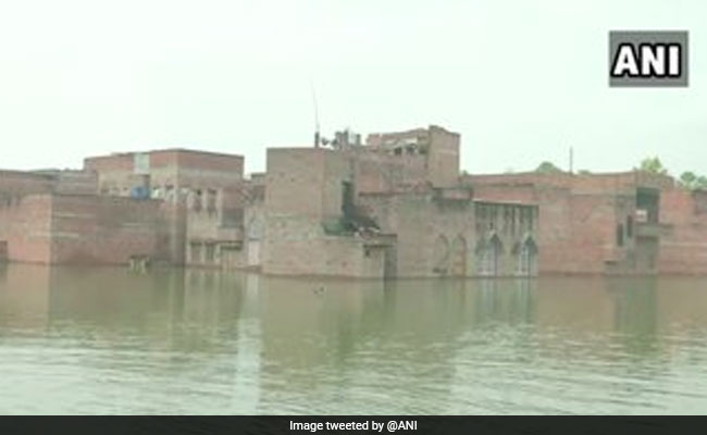 PM मोदी के संसदीय क्षेत्र वाराणसी में बाढ़ का कहर, बुनकरों के घरों में घुसा पानी, बन्द पड़े करघे