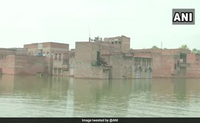 PM मोदी के संसदीय क्षेत्र वाराणसी में बाढ़ का कहर, बुनकरों के घरों में घुसा पानी, बन्द पड़े करघे PM मोदी के संसदीय क्षेत्र वाराणसी में बाढ़ का कहर, बुनकरों के घरों में घुसा पानी, बन्द पड़े करघे