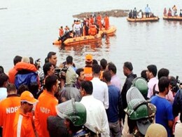 27 Rescued In Andhra Boat Capsize, NDRF, Navy Divers Assist Search Op 27 Rescued In Andhra Boat Capsize, NDRF, Navy Divers Assist Search Op