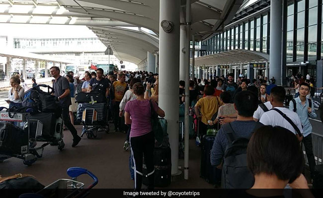 फेक्साई तूफान ने ली तीन लोगों की जान, टोक्यो एयरपोर्ट पर फंसे हज़ारों यात्री