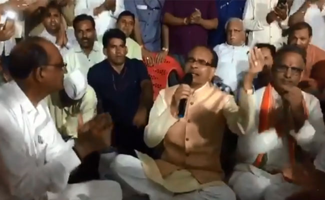...जब धरने पर बैठे पूर्व CM शिवराज सिंह रात में करने लगे भजन-कीर्तन, सांसद ने बजाई डफली, देखें VIDEO