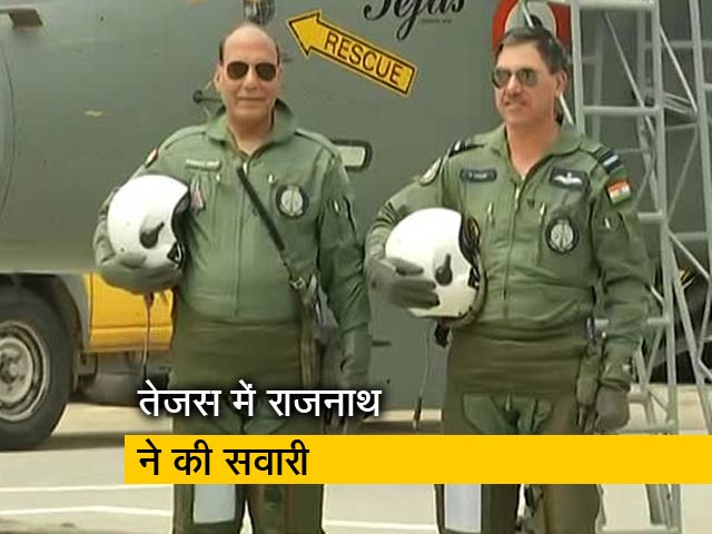 तेजस में उड़ान भरने के बाद बोले राजनाथ- ये मेरी जिंदगी का एक विशेष अनुभव