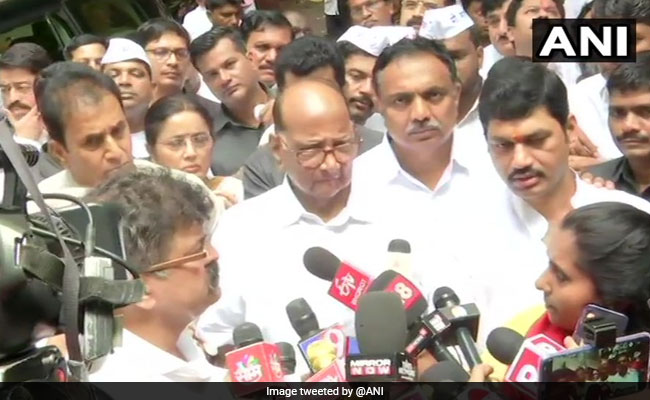 ED ने दफ्तर आने से किया था मना, फिर भी घर से निकले Sharad Pawar, बाद में कहा- नहीं चाहता कानून व्यवस्था खराब हो