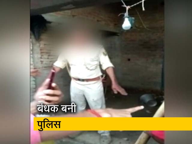 मुजफ्फरपुर: गुस्साई भीड़ ने पुलिसवालों को दौड़ा-दौड़ाकर पीटा